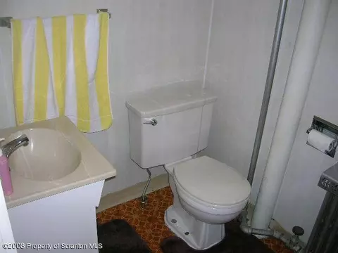 128 E Pine St, Dunmore, PA 18512 photo 5