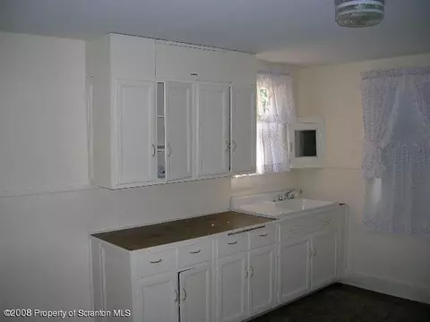 128 E Pine St, Dunmore, PA 18512 photo 2