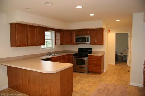 202 Kimberly Dr, Duryea, PA 18642 photo 2