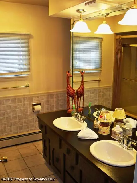 844 Springbrook Ave, Moosic, PA 18507 photo 5