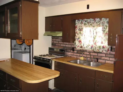 812 E Drinker St, Dunmore, PA 18512 photo 3