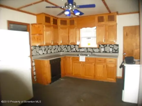 205 Division St, Mayfield, PA 18433 photo 2