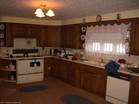 504 Josephine St, Old Forge, PA 18518 photo 4