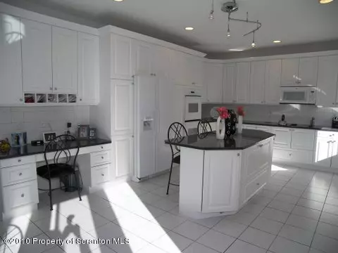 11 Kipling Dr, Moosic, PA 18507 photo 5