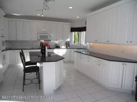 11 Kipling Dr, Moosic, PA 18507 photo 4