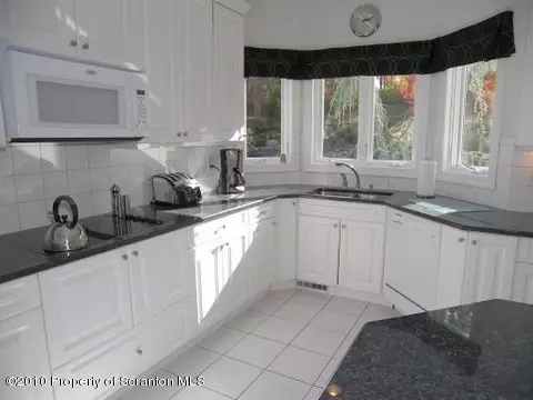 11 Kipling Dr, Moosic, PA 18507 photo 6
