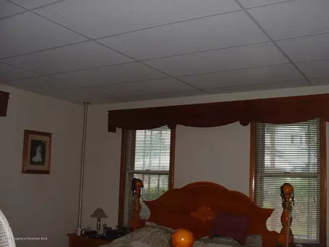 176 E Pine St, Dunmore, PA 18512 photo 7