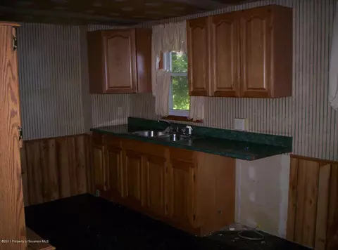 516 Delaware Ave, Olyphant, PA 18447 photo 2