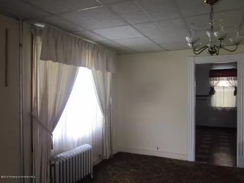 705 E Warren St, Dunmore, PA 18512 photo 4