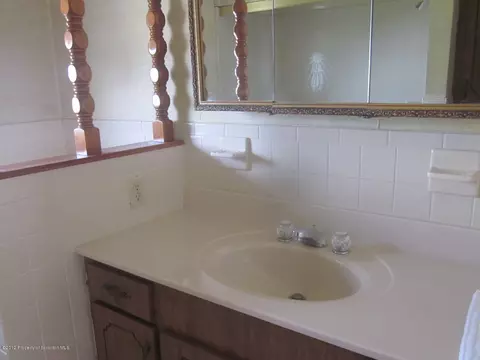 705 E Warren St, Dunmore, PA 18512 photo 12
