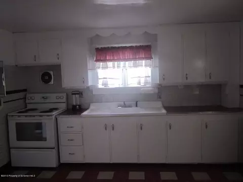 705 E Warren St, Dunmore, PA 18512 photo 5