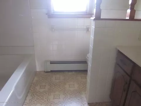 705 E Warren St, Dunmore, PA 18512 photo 10