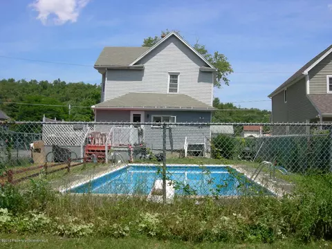 301 E Line St, Olyphant, PA 18447 photo 5