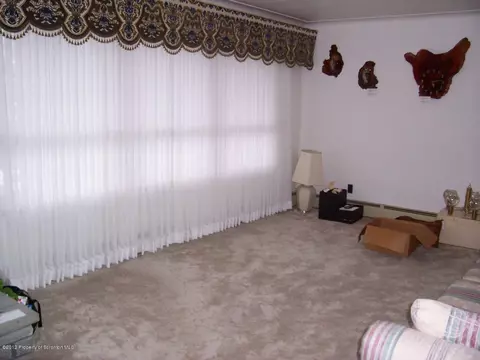 179 E Pine St, Dunmore, PA 18512 photo 2