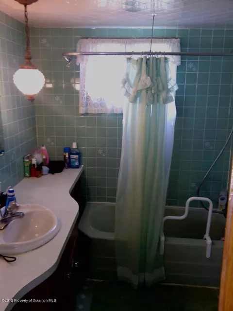 601 E Pine St, Olyphant, PA 18447 photo 3