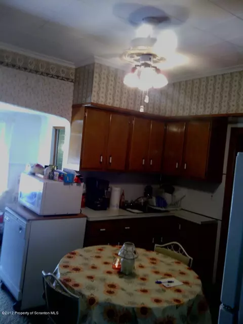 601 E Pine St, Olyphant, PA 18447 photo 4