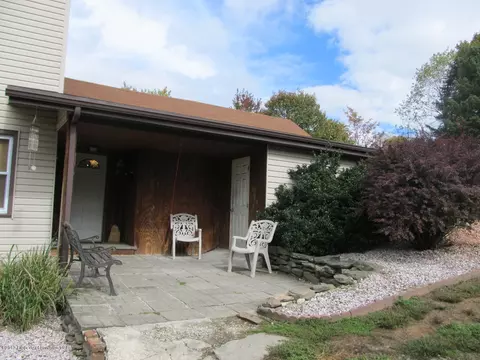 412 Hill St, Mayfield, PA 18433 photo 2