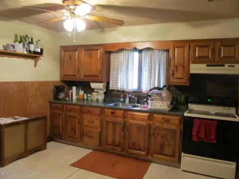 412 Hill St, Mayfield, PA 18433 photo 3