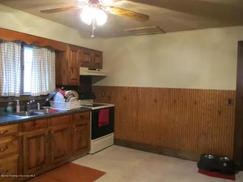 412 Hill St, Mayfield, PA 18433 photo 4