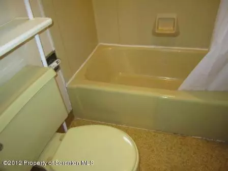 626 E Warren St, Dunmore, PA 18512 photo 8