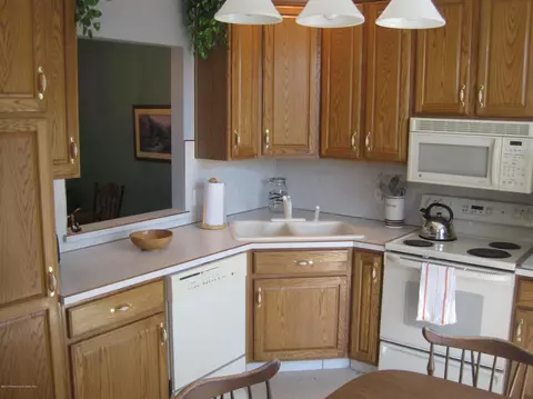 203 Thackeray Close, Moosic, PA 18507 photo 3