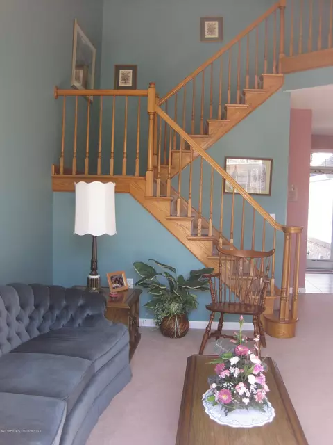 203 Thackeray Close, Moosic, PA 18507 photo 7