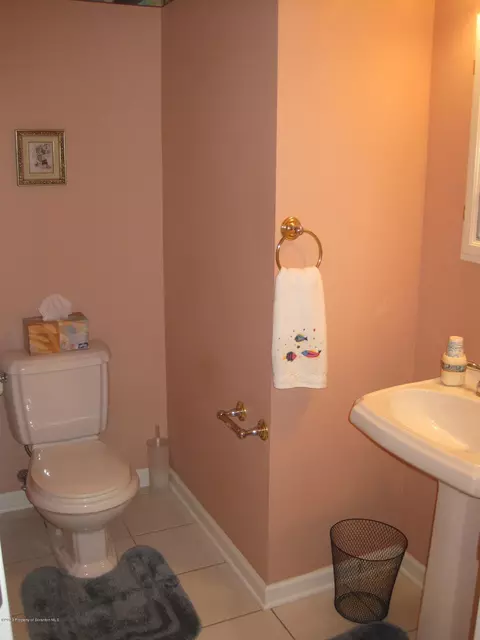 203 Thackeray Close, Moosic, PA 18507 photo 8
