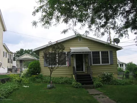 816 Maple St, Scranton, PA 18505 photo 3
