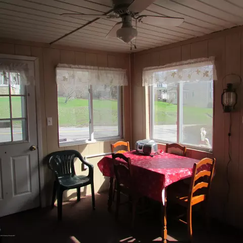952 E Drinker St, Dunmore, PA 18512 photo 4