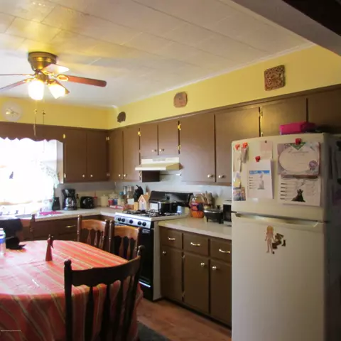 952 E Drinker St, Dunmore, PA 18512 photo 5