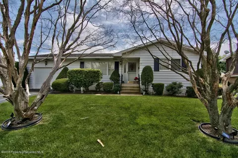 110 Apache Dr, Old Forge, PA 18518 photo 2