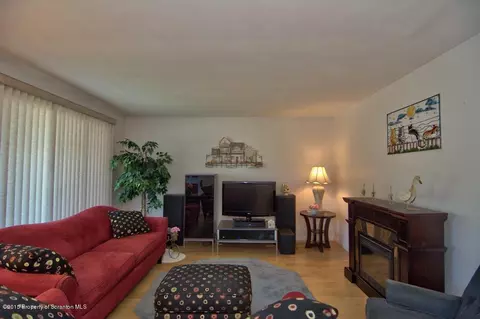 100 Stonecrest Dr, Moosic, PA 18507 photo 4