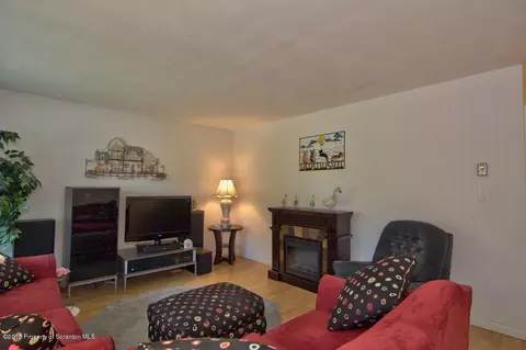 100 Stonecrest Dr, Moosic, PA 18507 photo 5