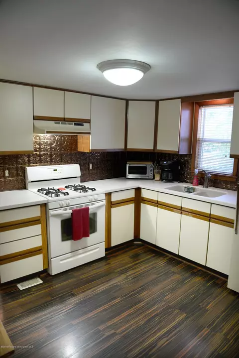 604 E Scott St, Olyphant, PA 18447 photo 8