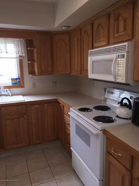 834 E Scott St, Olyphant, PA 18447 photo 3