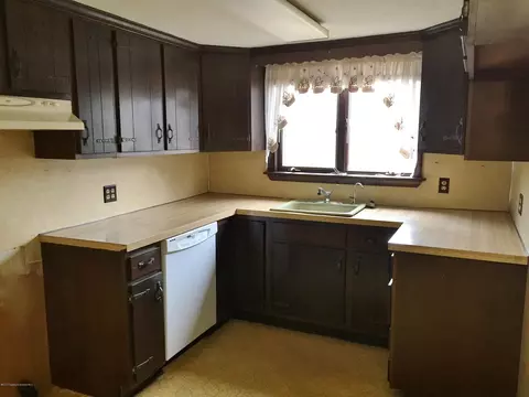806 Moosic Rd, Old Forge, PA 18518 photo 2
