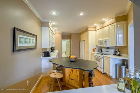 301 Thackeray Close, Moosic, PA 18507 photo 3