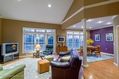 301 Thackeray Close, Moosic, PA 18507 photo 2