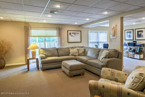 301 Thackeray Close, Moosic, PA 18507 photo 4