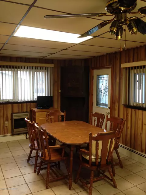 531 Edgar St, Throop, PA 18512 photo 7
