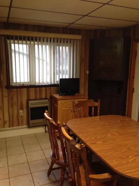 531 Edgar St, Throop, PA 18512 photo 11