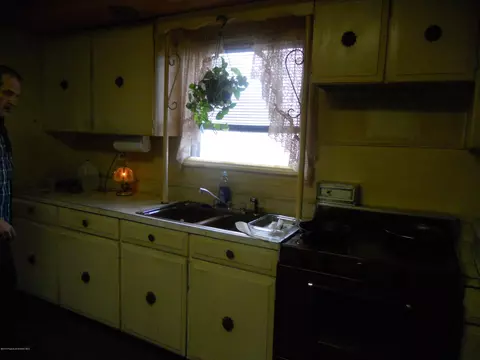 721 E Drinker St, Dunmore, PA 18512 photo 3
