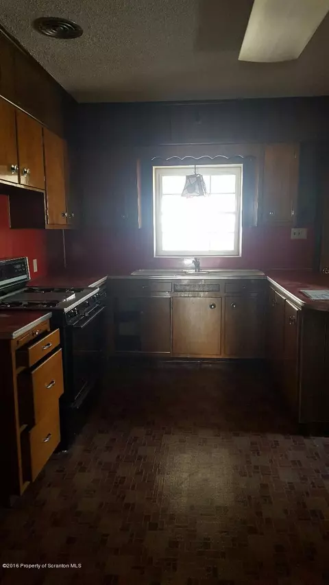 218 E 3rd St, Hazleton, PA 18201 photo 9