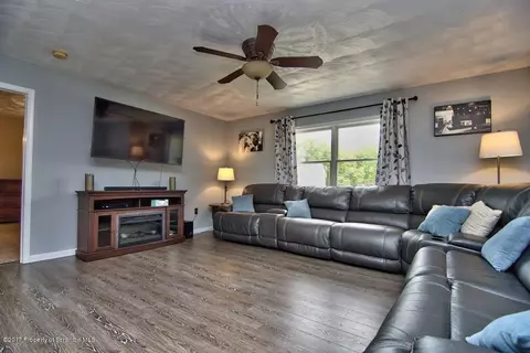 605 Loop Ave, Scranton, PA 18508 photo 4