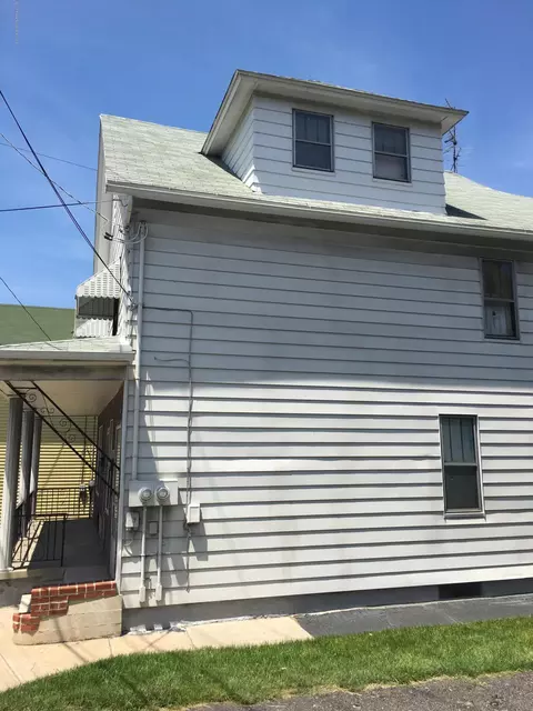 719 E Drinker St, Dunmore, PA 18512 photo 2