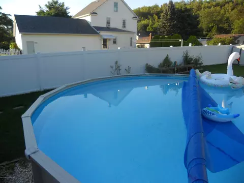 304 E Line St, Olyphant, PA 18447 photo 15
