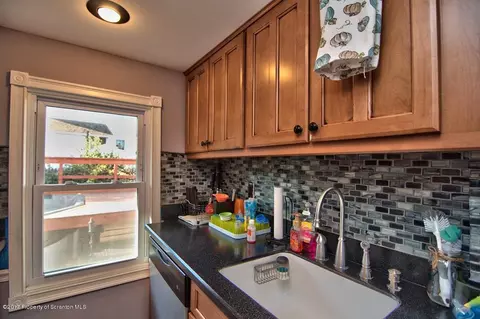 720 E Warren St, Dunmore, PA 18512 photo 21