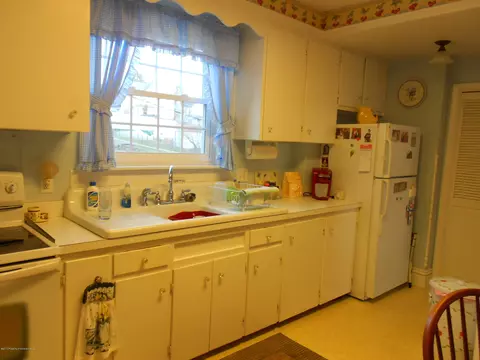 140 E Pine St, Dunmore, PA 18512 photo 9