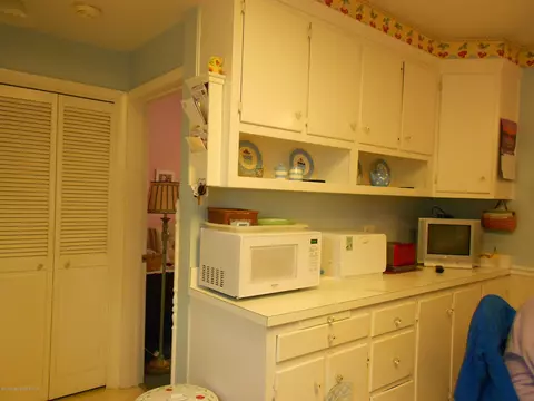 140 E Pine St, Dunmore, PA 18512 photo 8