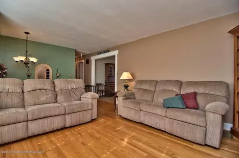 118 Apache Dr, Old Forge, PA 18518 photo 4